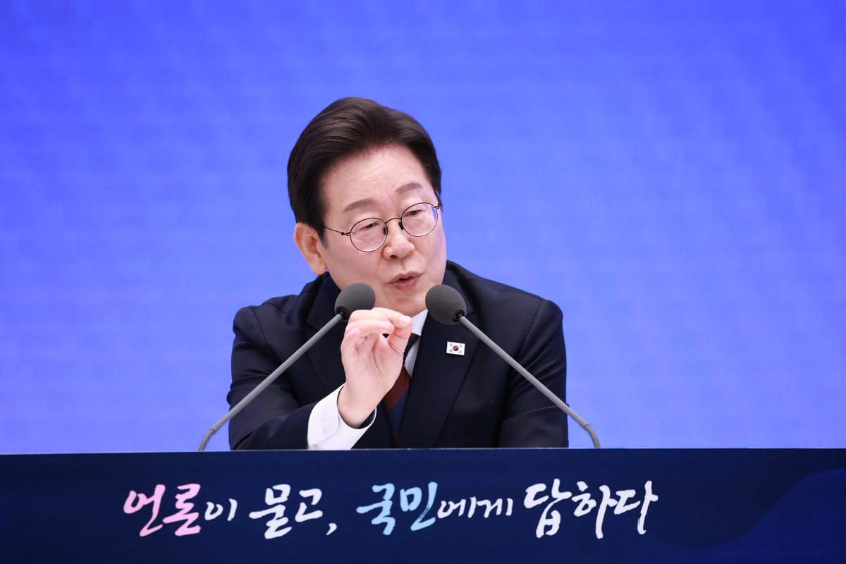 李 대통령 “민생회복 지원금 효과 클 것... 대출규제는 맛보기”