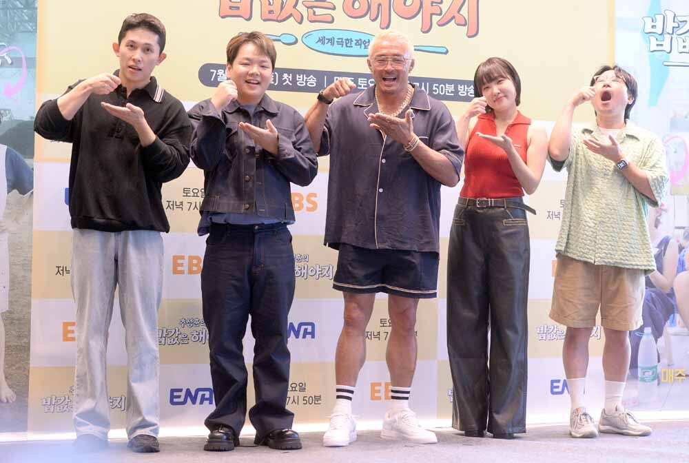 [SW포토]밥값하며 다녀요!