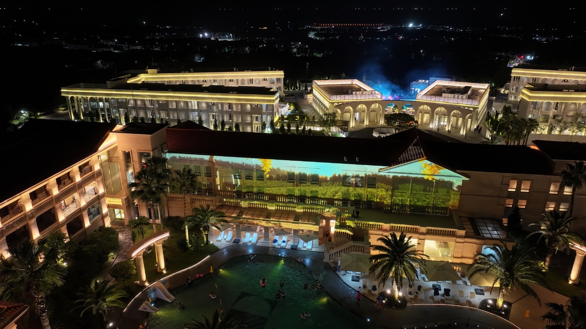 더 시에나,  온수풀 ‘해피아워’ 시작