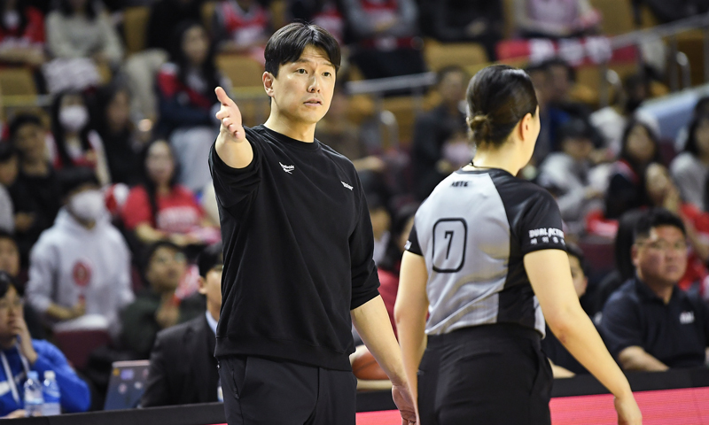 ‘SK 시즌 첫 3연승’ 전희철 감독 "최원혁 리바운드 잘해줘"