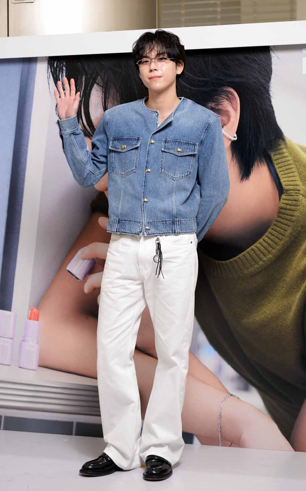 [SW포토]배우 김도훈,'반가운 손인사'