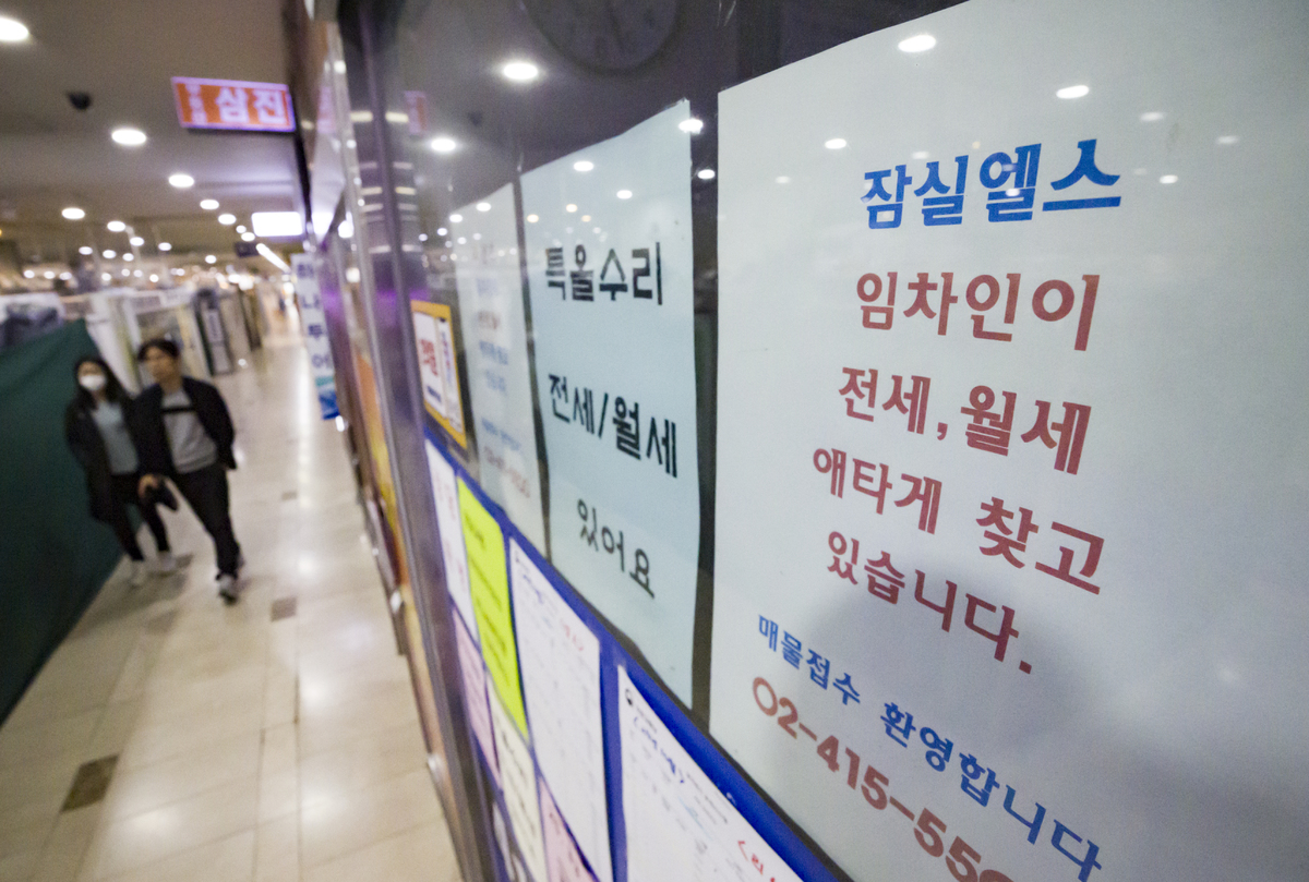“대출 안 나오니”…10·15 대책 후 서울 전월세 계약 절반 가까이가 재계약 