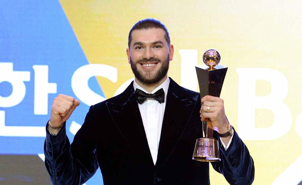 [SW포토]2025 KBO리그 MVP, 한화 폰세