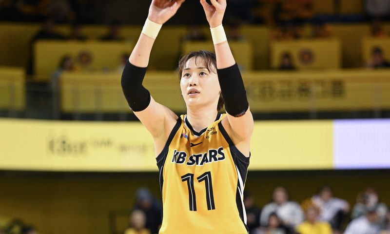 위기 속 등장한 ‘스테판 이슬’… KB, 접전 끝 우리은행 제압