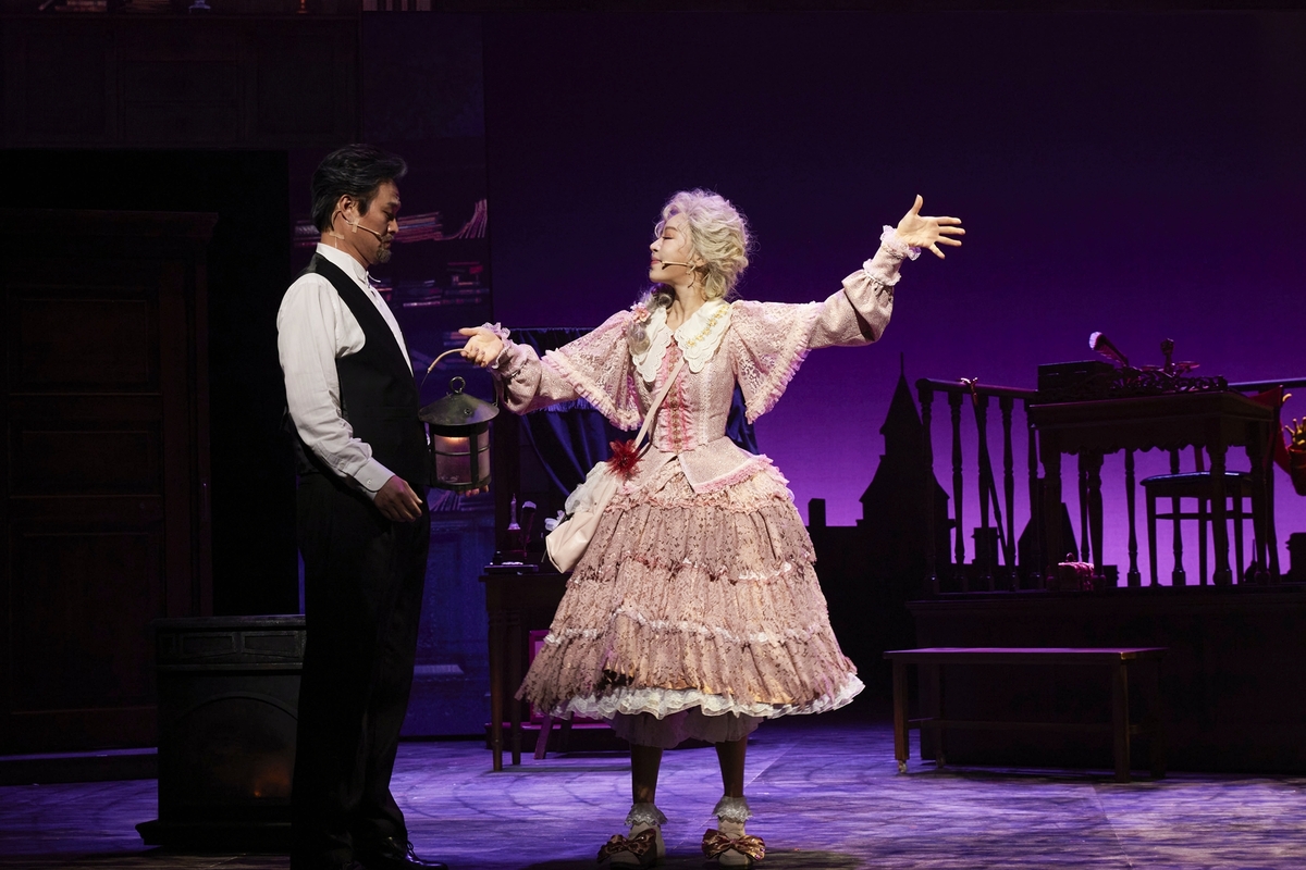 리사와 함께 ‘크리스마스 캐럴’…1인 3역 도전 